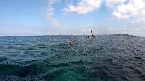 Mujer-Buceando-Cerca-Del-Naufragio,-Barco-Hundido,-Dugi-Otok,-Croacia