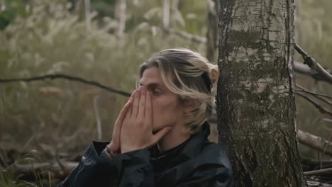 hombre en el bosque