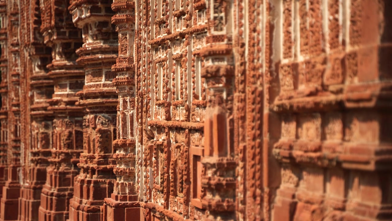 Questo tempio Pancharatna, ricco di opere in terracotta, è chiamato Tempio Shyamray o Pachmura. Questo tempio è riccamente ornato con decorazioni in terracotta.