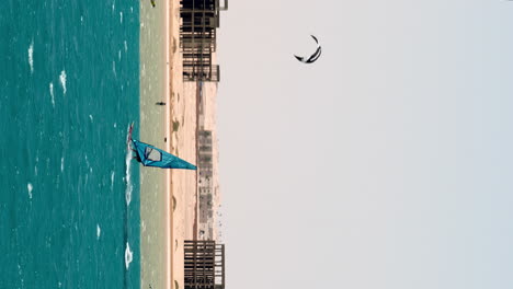 Vertikale-Ansicht-Eines-Touristischen-Windsurfens-In-Der-Seelandschaft-Von-Hurghada-In-ägypten