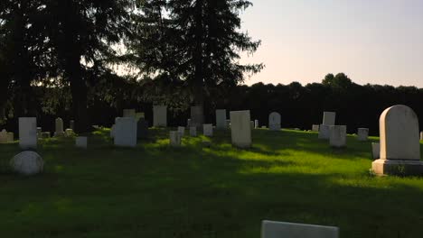 Pasando-Piedras-De-Cabeza-De-Lado-Con-Un-Dron-En-El-Cementerio-De-Gorham