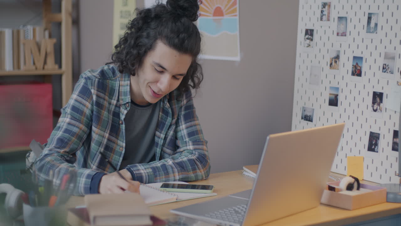 adolescente estudiando en línea