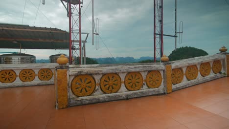 vista de los paisajes desde la estatua del buda dorado en el templo de la cueva del tigre wat tham sua en krabi, tailandia