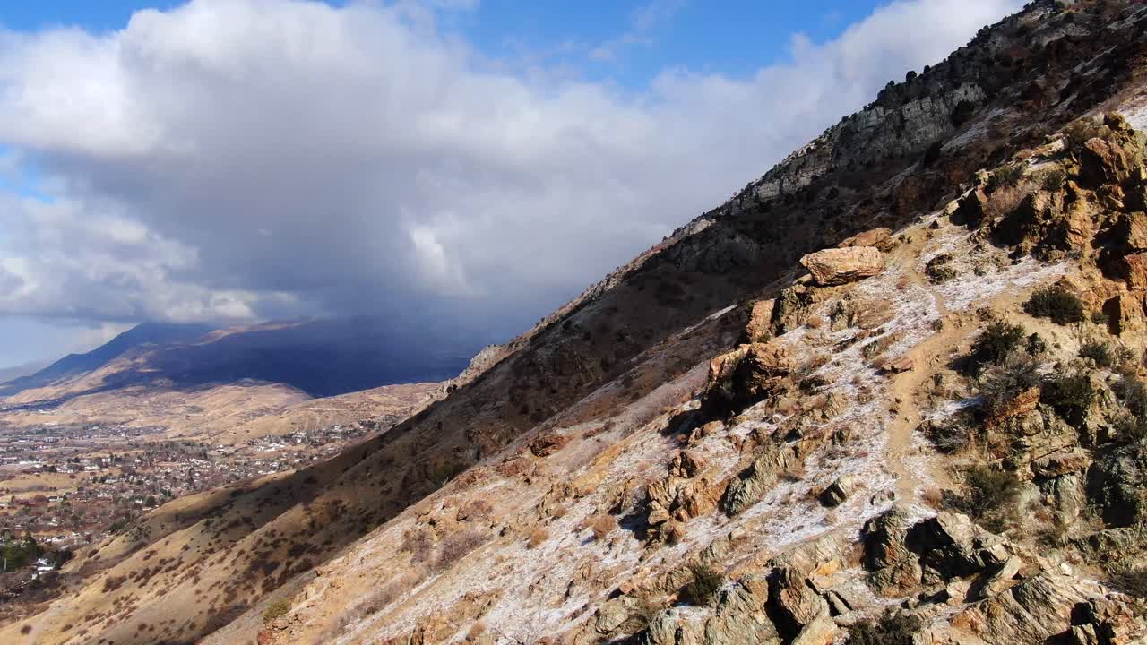 increíble vista aérea de la ladera de la montaña del cañón de rocas en provo utah