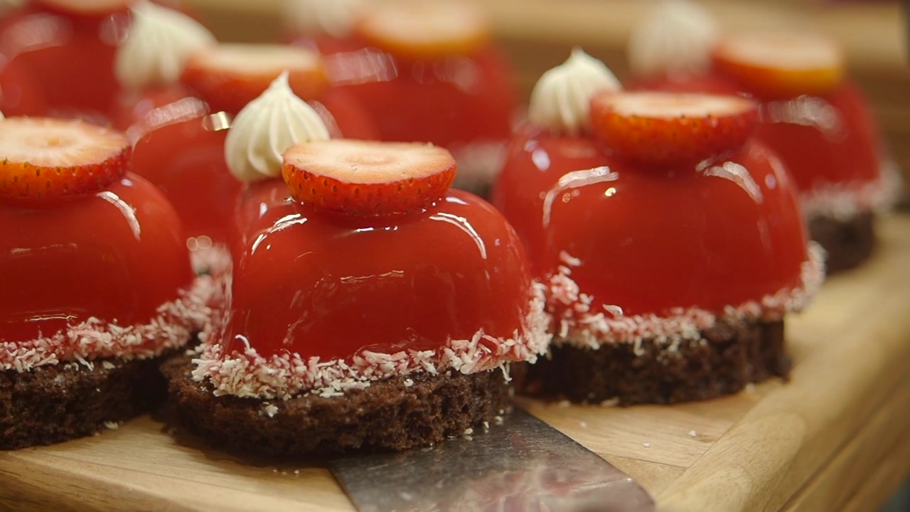 Dessert alla fragola e al cioccolato rosso vivace con scaglie di cocco.