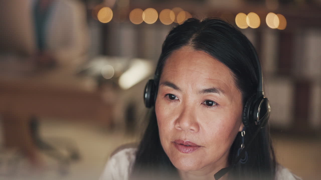 콜 센터, 컴퓨터 또는 아시아 여성의 얼굴