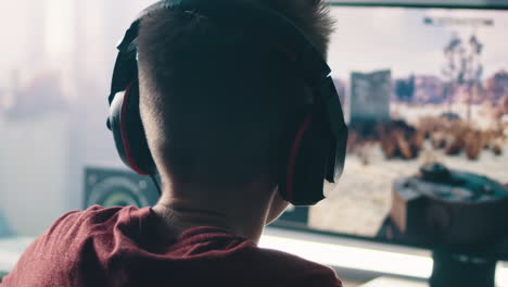ビデオゲームをしている少年