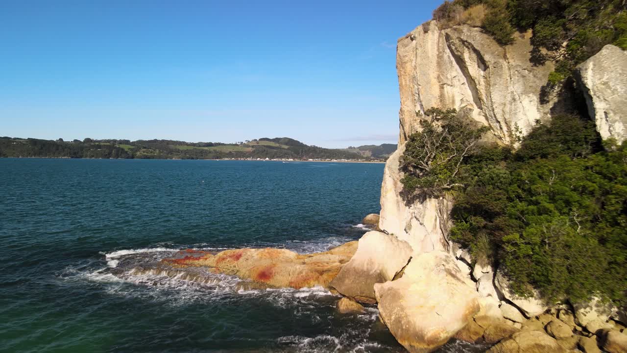 푸른 하늘의 날에 해변을 요리하다