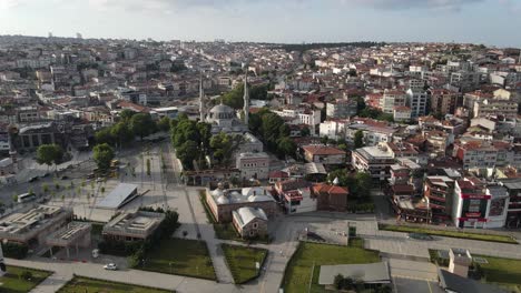 Mezquita-Islámica-Uskudar-De-Estambul-Vista-Aérea