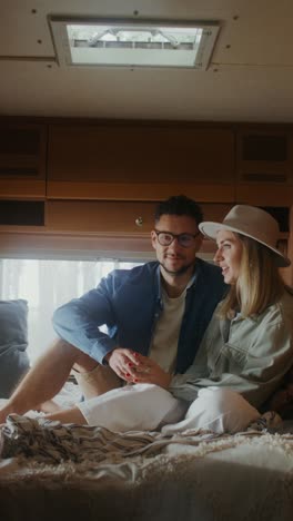 una pareja relajándose en una furgoneta