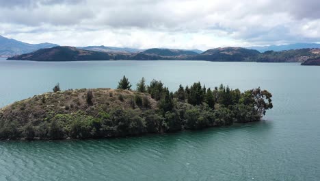 Vista-Aérea-De-Drones-De-La-Isla-En-Laguna-De-Tota,-Boyaca,-El-Lago-Más-Grande-De-Colombia