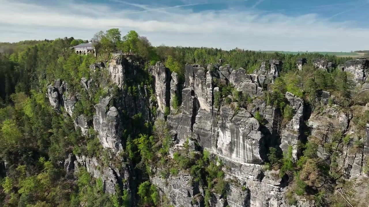 Labské pískovcové hory, vyhlídka Bastei podél údolí řeky Labe, letecký záběr dronem