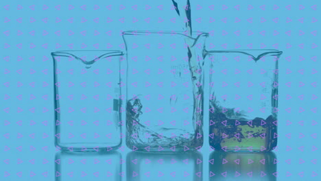 animación de filas de patrón rosado sobre vasos de laboratorio con líquido sobre fondo azul