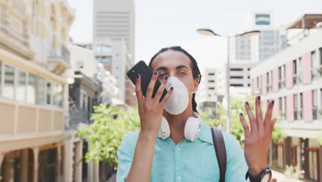 Hombre-Con-Máscara-De-Coronavirus-Hablando-Por-Teléfono