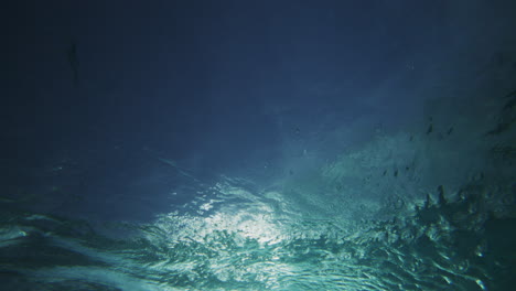 curvas de agua cristalina en la turbulenta textura submarina del océano girando con olas estrelladas
