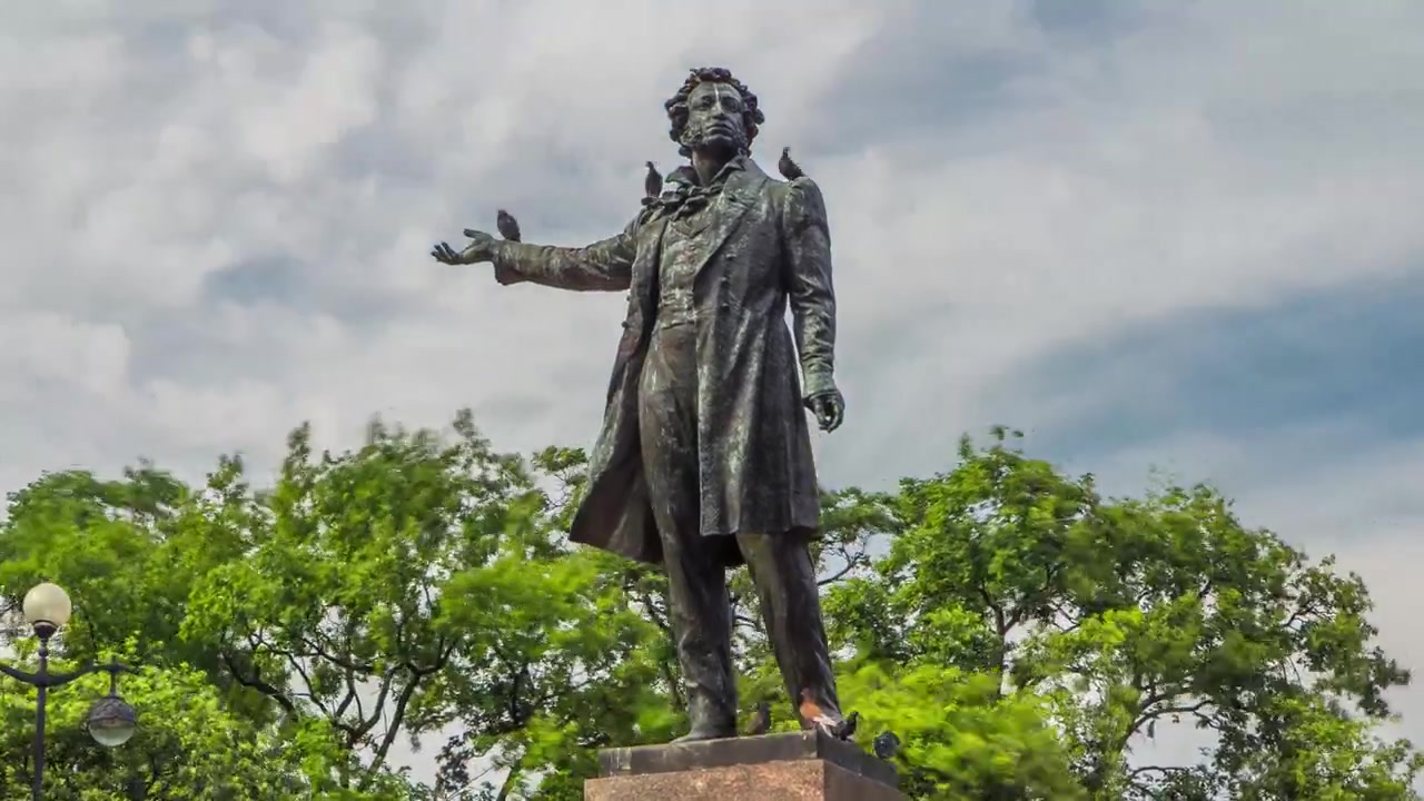 Monumento ad Alexander Pushkin in Piazza delle Arti, con il Museo Russo (Palazzo Mikhailovsky) come sfondo, catturato in timelapse hyperlapse. San Pietroburgo, Russia. Vista ravvicinata.