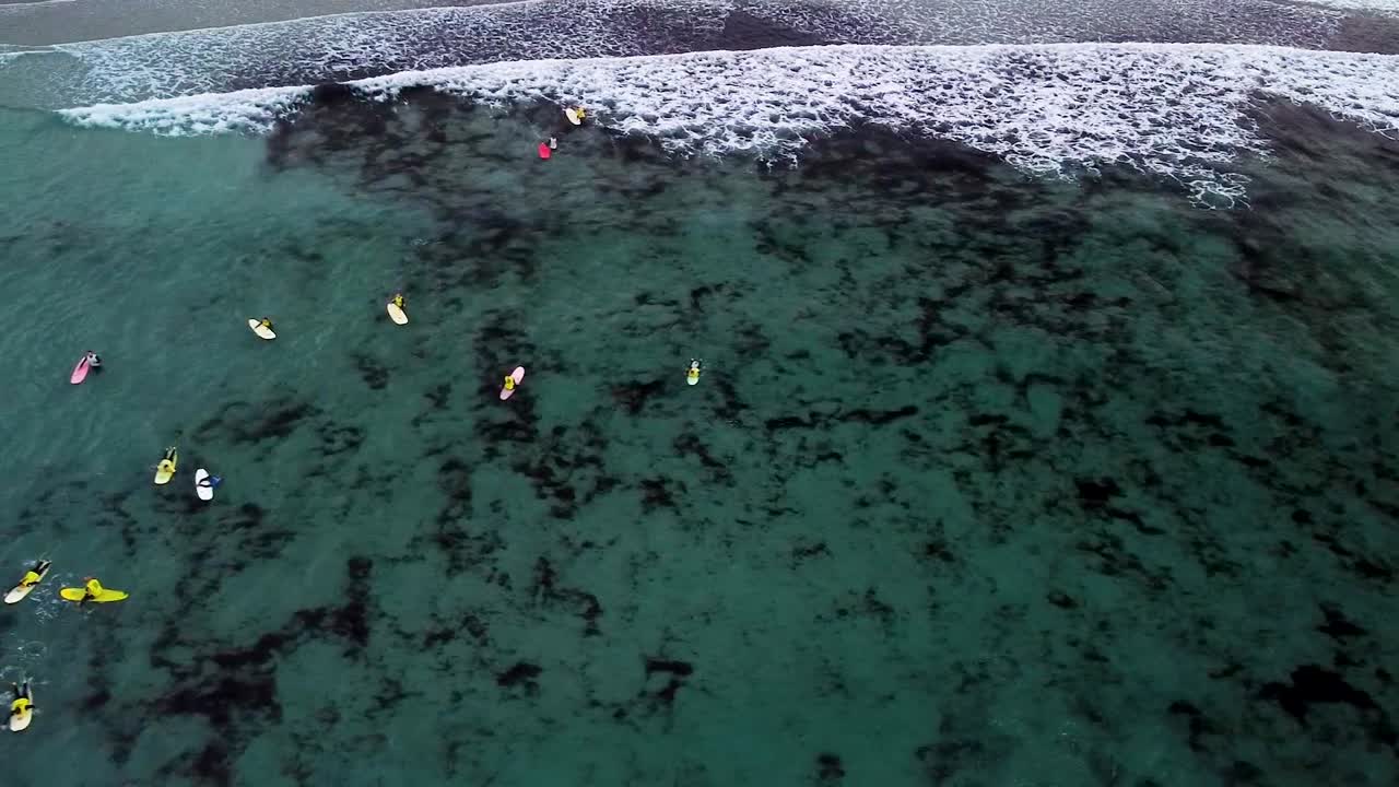 surfistas en las olas del mar en caion, galicia, españa