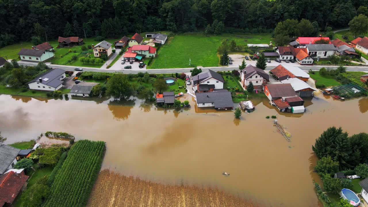 슬로베니아의 포무르예 지역에서 발생한 8월의 끔찍한 4k 드론 영상