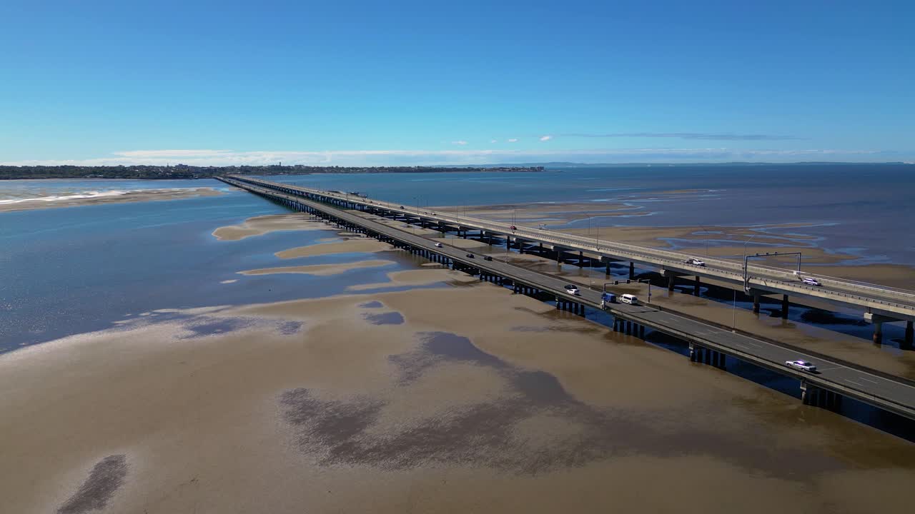 오스트레일리아 브리즈번 의 브라이튼 과 레드클리프 반도 사이 에 있는 하우튼 고속도로 다리 의 앞 으로 움직이는 공중 뷰