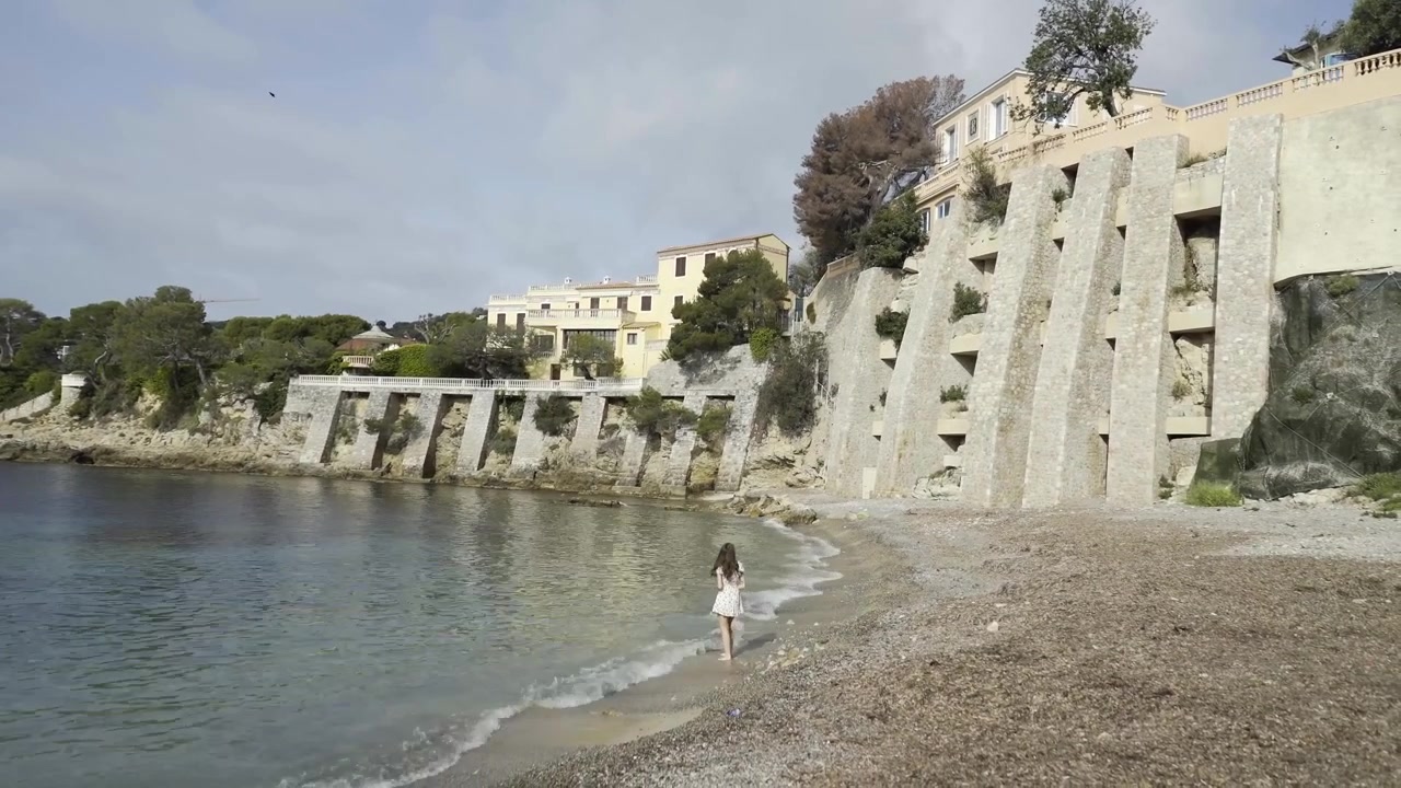 Pige går på lokal strand i Sydfrankrig - Saint-Jean-Cap-Ferrat