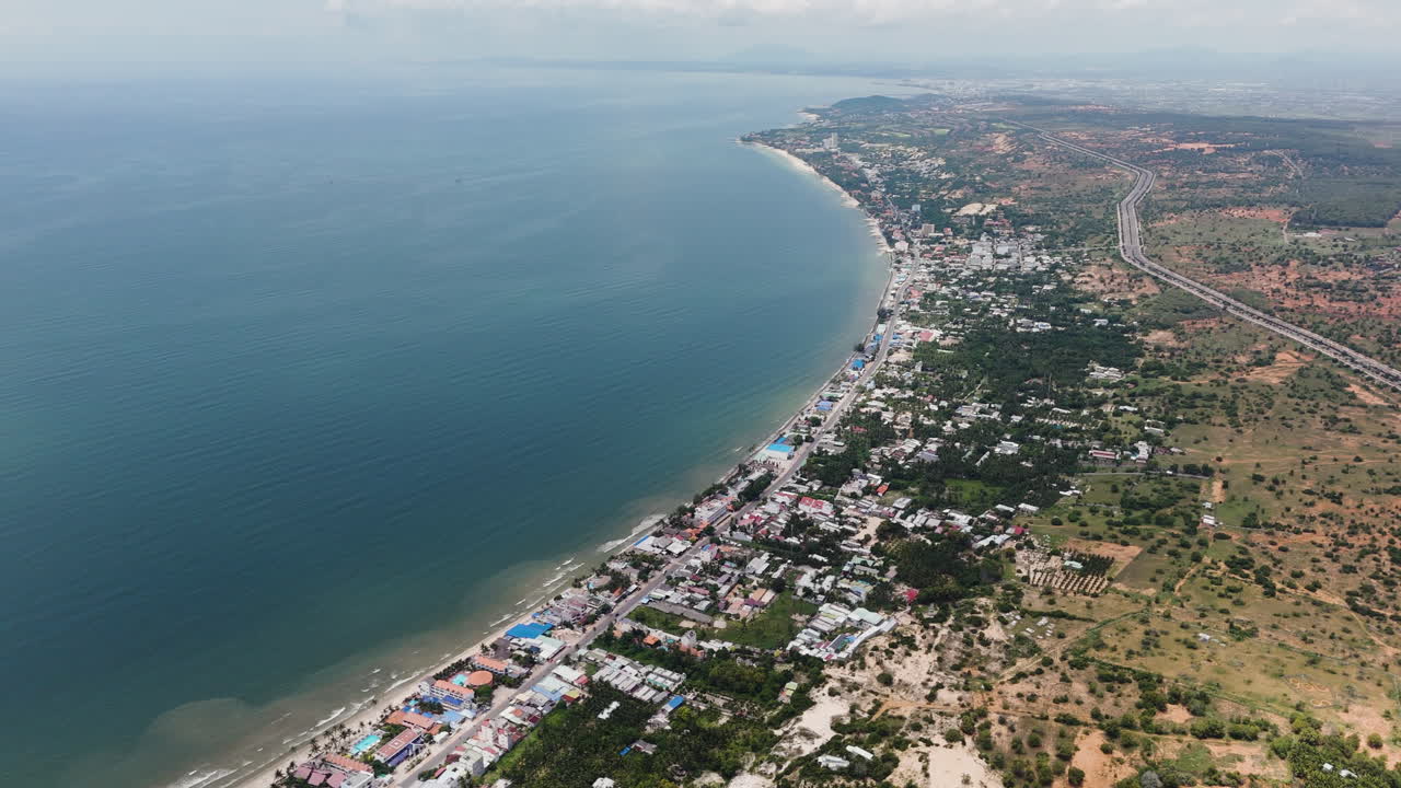 circulación aérea en la playa de muin ne, phan thiet en la distancia, vietnam