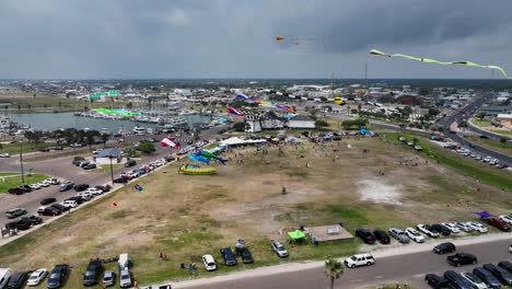 festival de cometas en rockport, texas en un día nublado