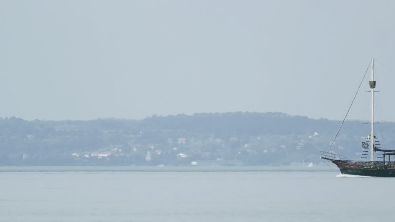 발라톤 호수 한가운데를 건너는 해적선