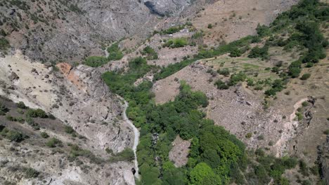 Luftflug-über-Die-Gndevank-Schlucht,-Unbefestigte-Straße-Unterhalb-Des-Alten-Klosters