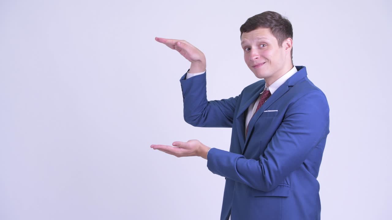 joven y guapo hombre de negocios en traje