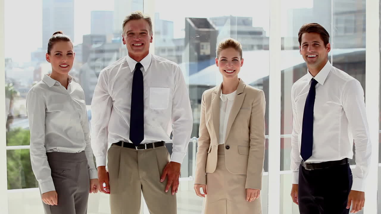 equipo levantando las manos celebrando una victoria al unísono