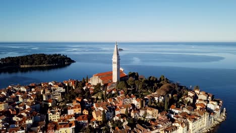 로빈지 (rovinj) 의 오래된 도시, 바다에 반사된 아침 공중 풍경.