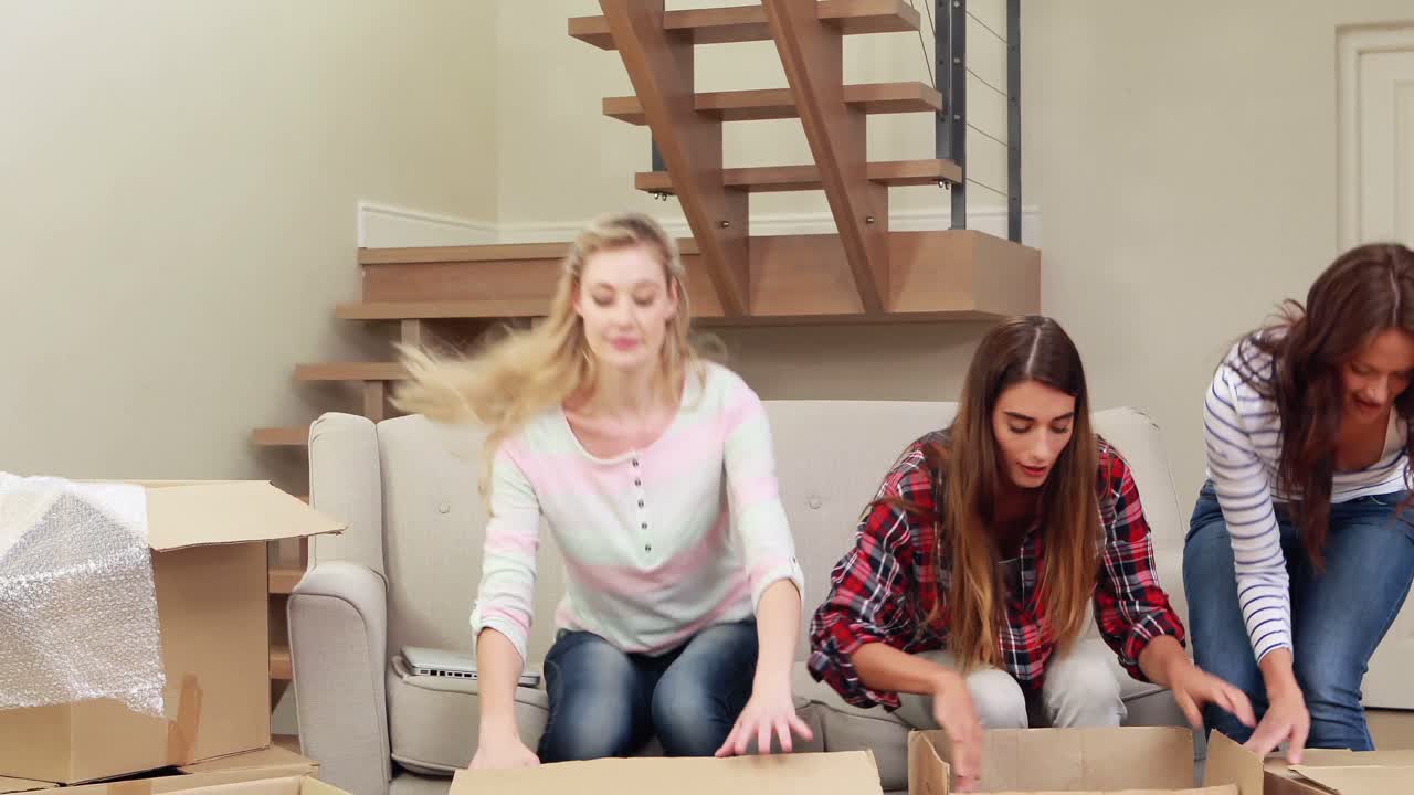 박스를 열고 미소 짓는 여자 들