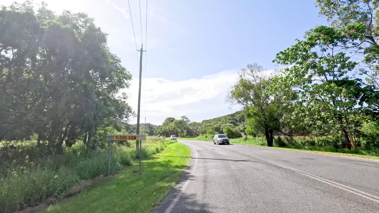 푸른 시골 도로를 따라 평화롭게 운전합니다.