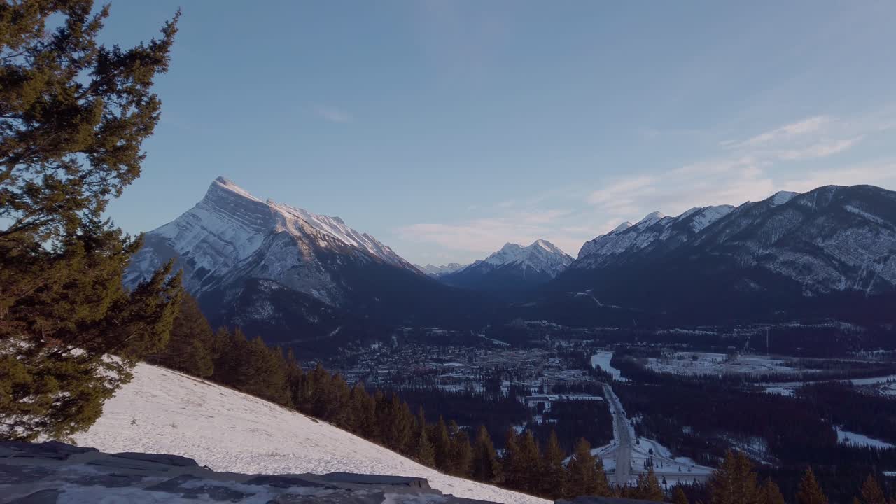 Vista invernale delle Montagne della Bow Valley con il centro di Banff, Alberta, Canada in avvicinamento.
