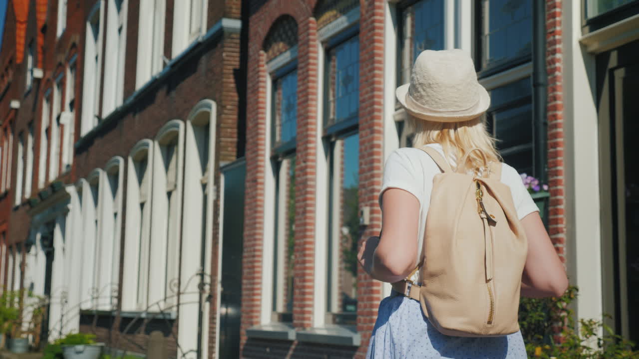 델프트를 걷는 젊은 여성