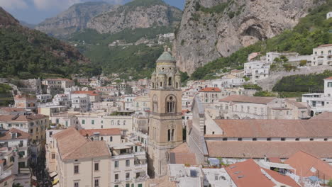 Movimiento-Aéreo-Lento-Y-Panorámica-Hacia-La-Torre-De-La-Iglesia-Del-Duomo-Di-Amalfi-En-Amalfi,-Italia