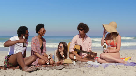 grupo de amigos divirtiéndose en la playa 4k