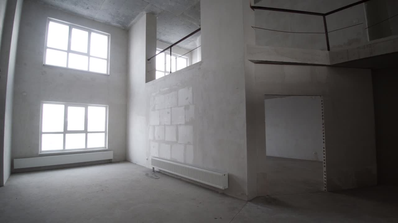 Puste, niedokończone mieszkanie typu loft w budowie