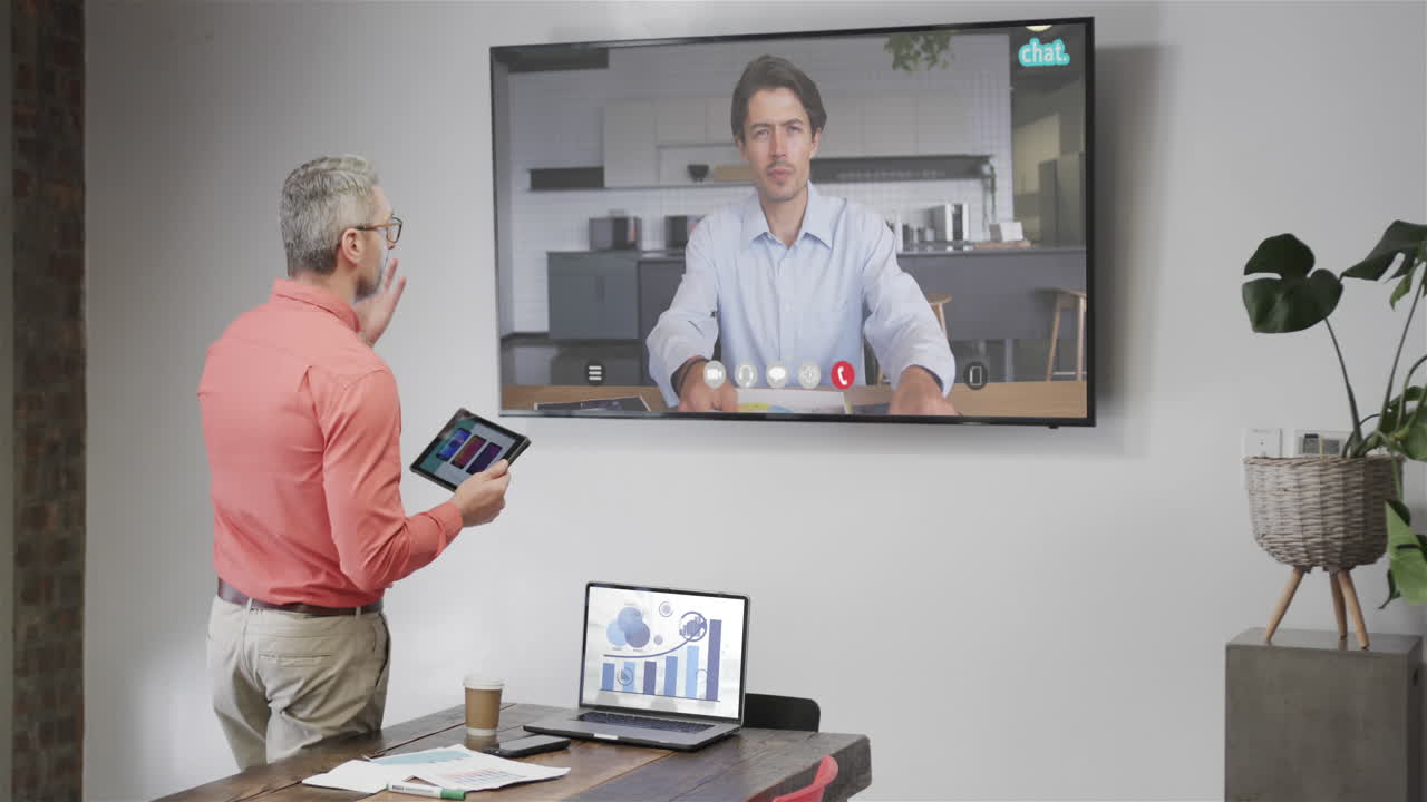 tv 스크린에서 백인 남성 동료와 비디오 통화를 하는 백인 사업가