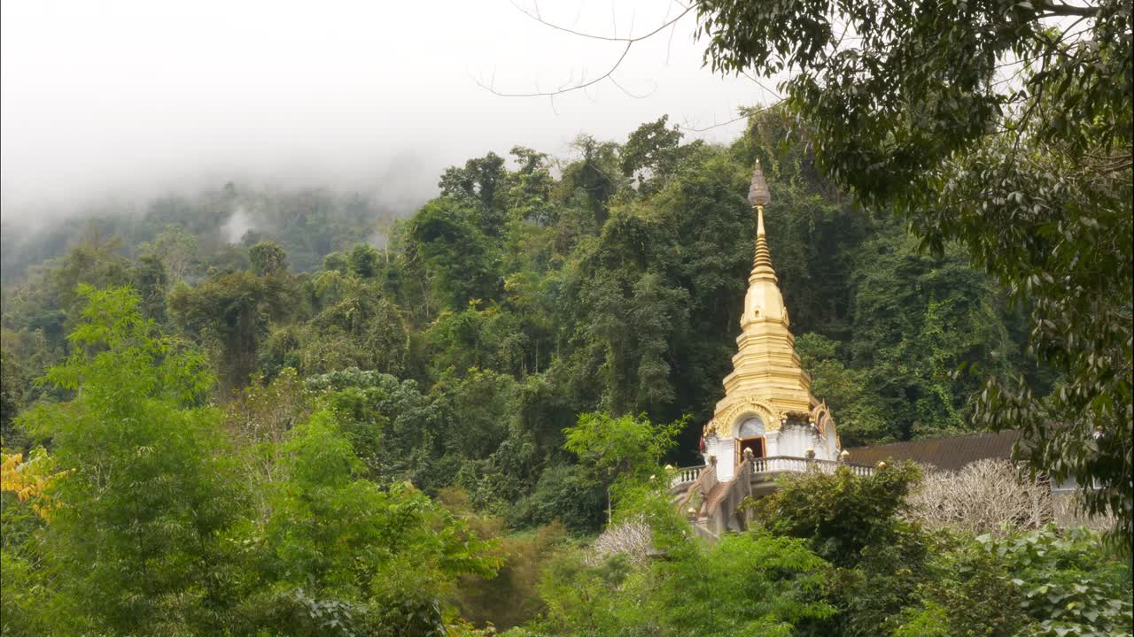santuario del templo dorado en la montaña