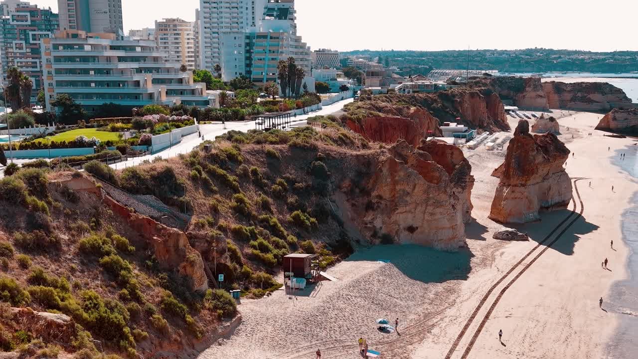 Scena costiera in Portogallo con spiaggia e scogliere durante una giornata di sole