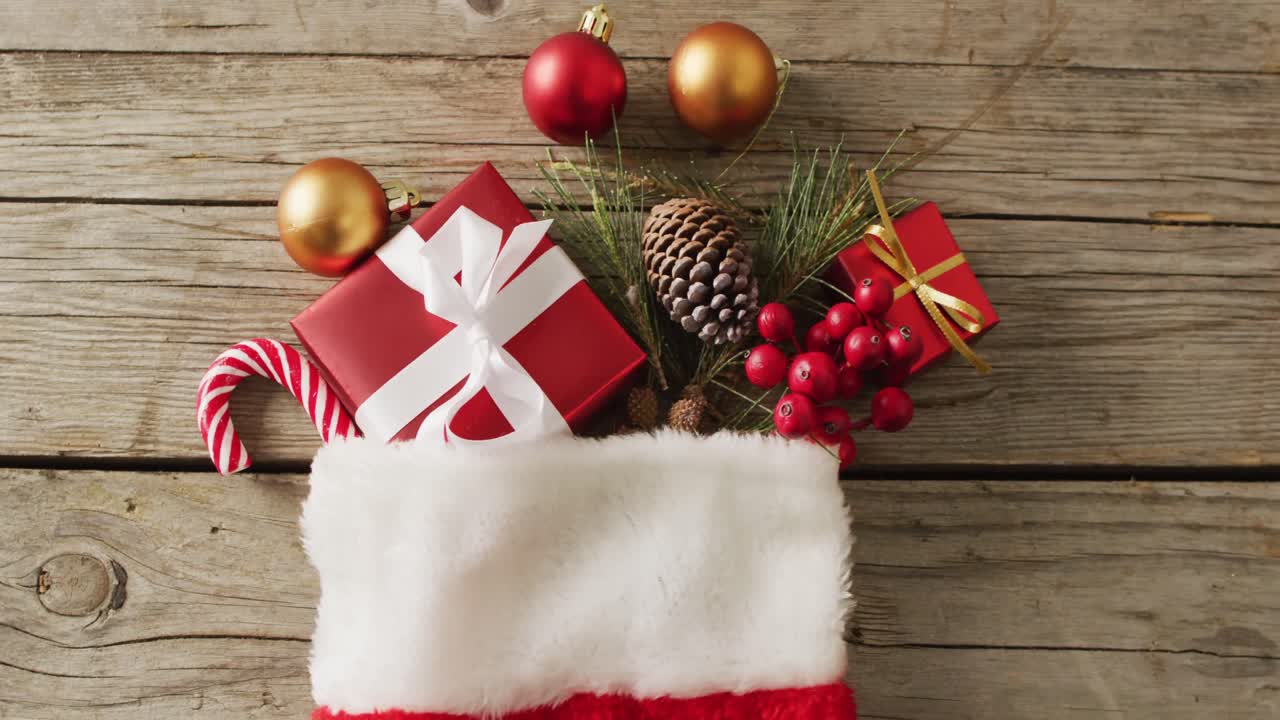Video di decorazione natalizia con calza di Natale e spazio per il testo su sfondo in legno