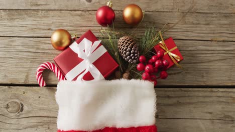 video de decoración de navidad con medias de navidad y espacio de copia en fondo de madera