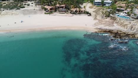 cierre aéreo de la playa de chileno desde el lado del mar, playa popular ubicada en la parte sur de la península de baja california en méxico