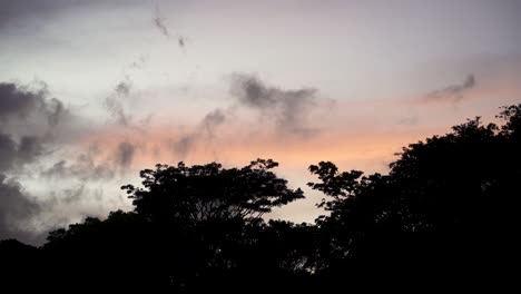 nubes de puesta de sol y humo oscuro en la jungla en costa rica, toma de mano