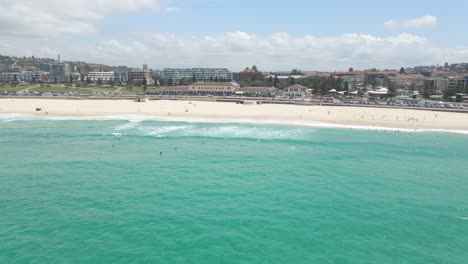 Sorprendente-Playa-De-Bondi-En-Sydney,-Nueva-Gales-Del-Sur-En-Un-Día-Soleado-De-Verano