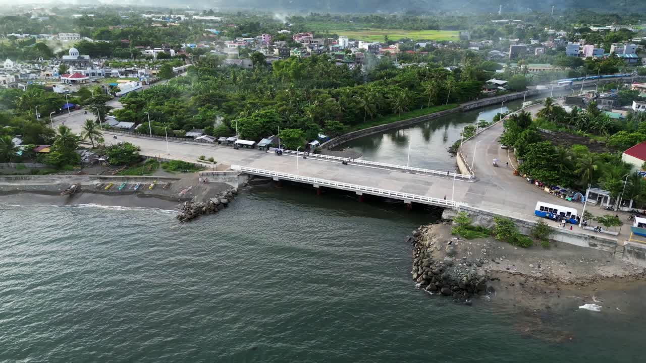 시골, 해안 마을, 도시 및 다리를 바라보는 풍경적인 공중 도 뷰, virac, catanduanes