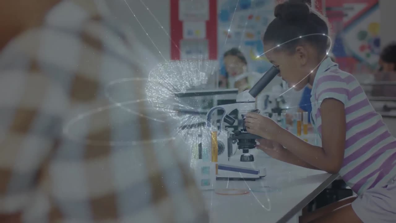 과학 수업에서 현미경을 사용하여 두 인종의 학교 소녀에 대한 반이는 네트워크의 애니메이션