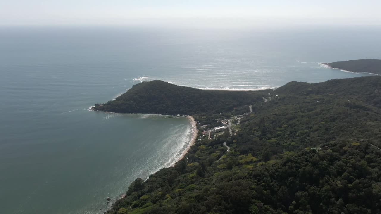 hermosa costa, playas solitarias y verdes colinas forestales antena