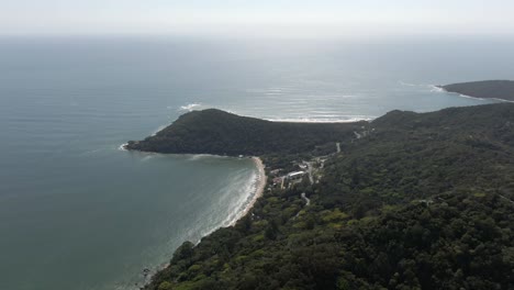 Hermosa-Costa,-Playas-Solitarias-Y-Verdes-Colinas-Forestales-Antena